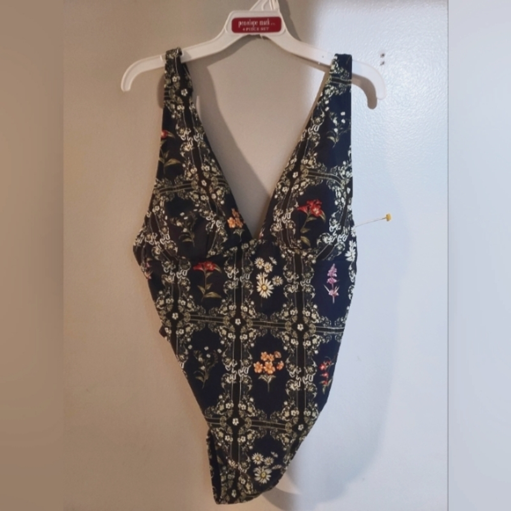 Really cute woman's one piece bathing suit size small NWOT
